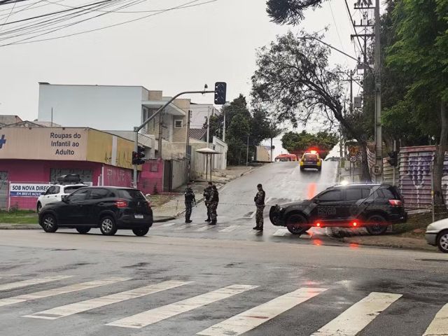 Homem armado com faca invade e creche e mantém crianças reféns em Curitiba