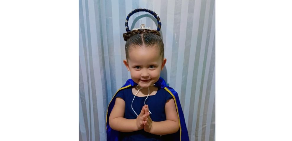 (Vídeo) Menina de Tubarão encanta com penteado de Nossa Senhora no 'Dia do Cabelo Maluco' 