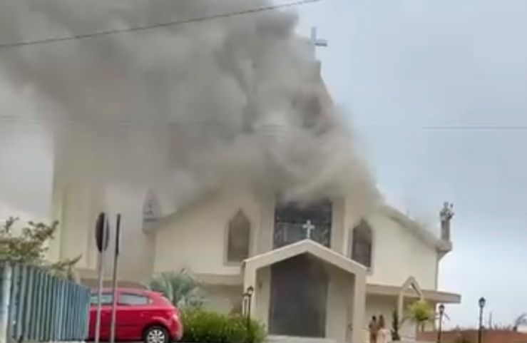 Incêndio atinge a Igreja Matriz de Treze de Maio e mobiliza bombeiros; VÍDEO
