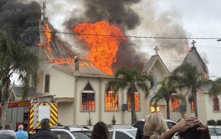 Incêndio de grandes proporções atinge a Igreja Matriz de Treze de Maio e mobiliza cinco viaturas dos bombeiros; VÍDEO