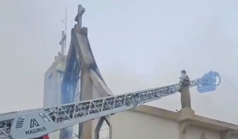 Incêndio na Igreja Matriz de Treze de Maio é controlado e bombeiros trabalham no rescaldo; fogo começou pouco depois do fim da missa