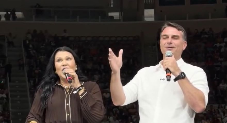 Flávio Bolsonaro canta com fiéis no Maracanãzinho em evento evangélico; VÍDEO