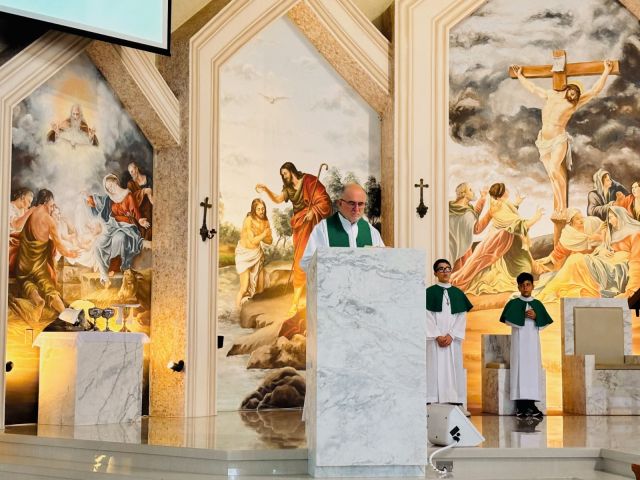 Paróquia divulga fotos da última missa na Matriz São José, em Treze de Maio, antes de o fogo atingir a igreja