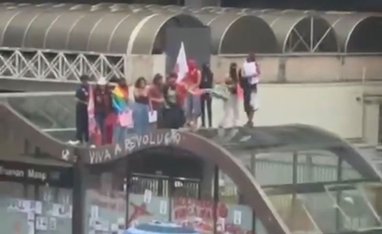 Manifestantes picham e quebram grades em estações do metrô na Paulista após ato pró-Lula