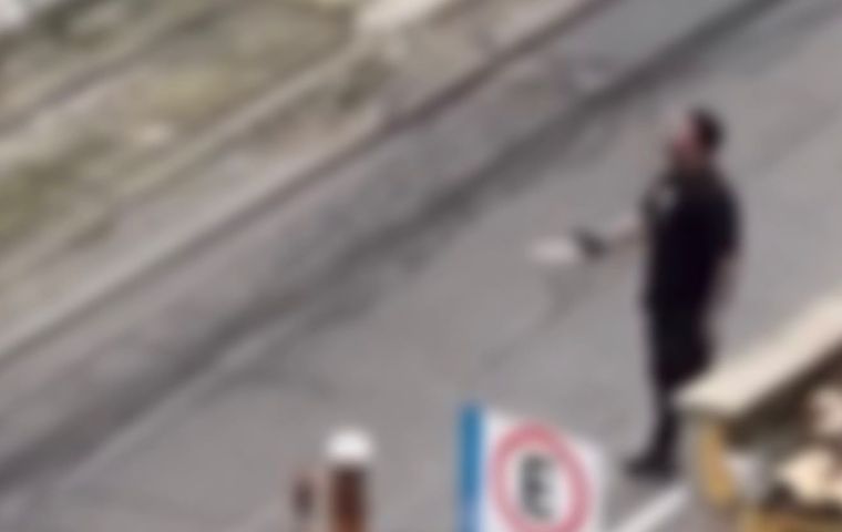 Briga de trânsito termina com tentativa de ataque a faca e roubo de carro no Centro de Tubarão; VÍDEO