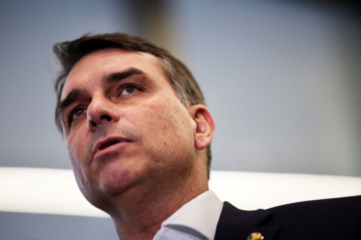 Flávio diz não acreditar em coincidência após programa eleitoral ir ao ar sem áudio