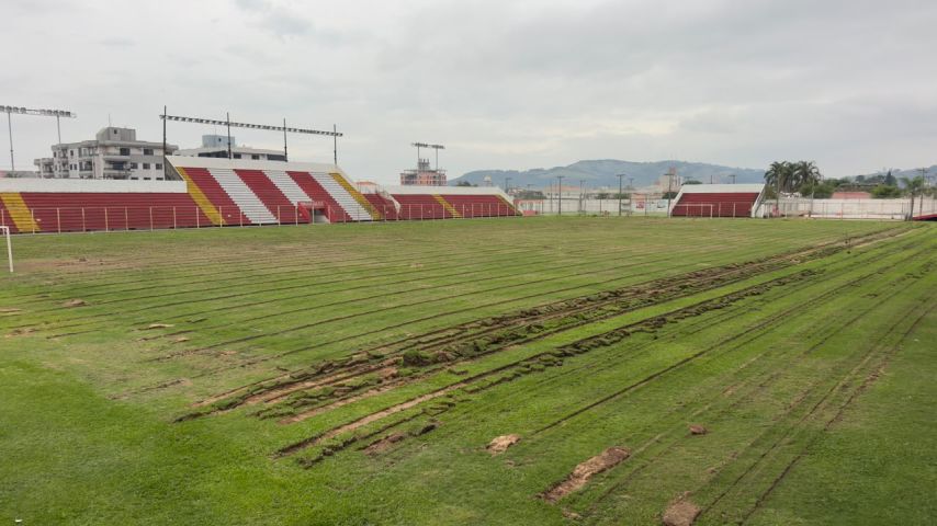 Hercílio Luz inicia obras para instalar gramado sintético no Estádio Aníbal Costa