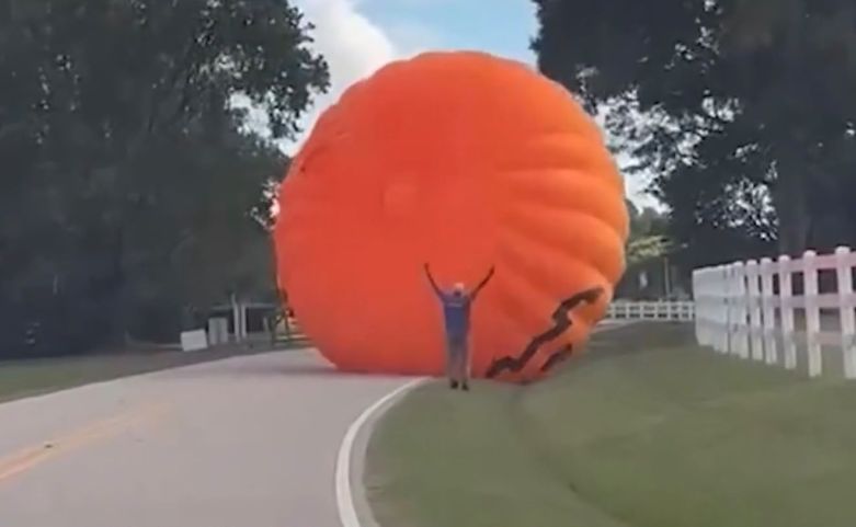 Abóbora inflável gigante se solta com o vento e sai rolando em direção aos carros nos EUA