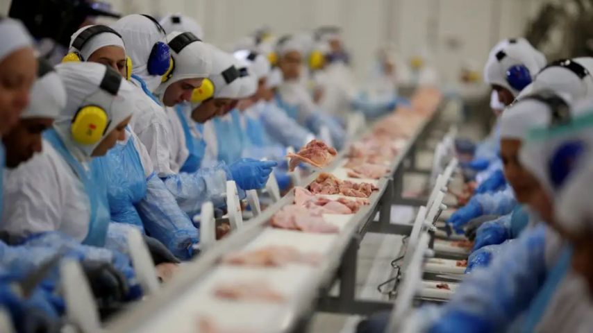 Fim da escala 6x1 pode ocasionar inflação e impacto de R$ 267 bilhões, segundo a CNI