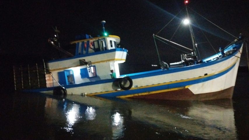 Barco de pesca bate em pedra, fica inclinado e mobiliza bombeiros em Laguna