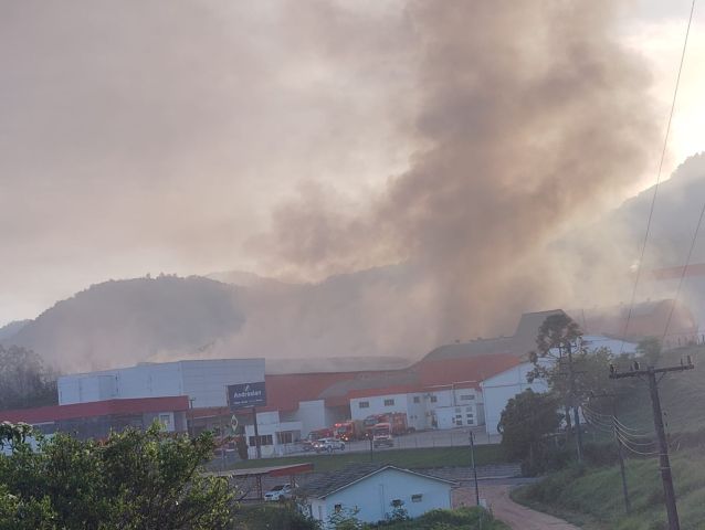 VÍDEO: Imagens impressionantes mostram coluna de fumaça sobre fábrica de ração durante incêndio em São Ludgero