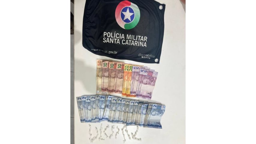 Polícia Militar prende jovem e apreende dois adolescentes por tráfico de drogas em Oficinas