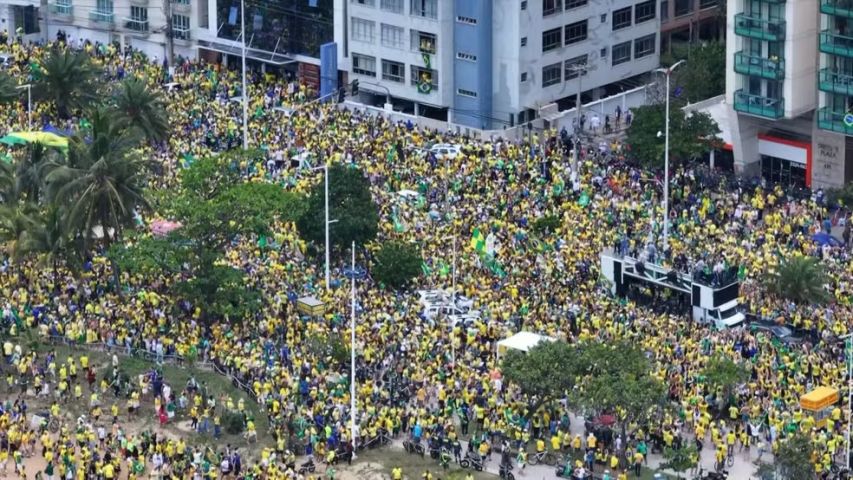 Multidão toma as ruas em manifestação pró-Flávio Bolsonaro em Vitória (ES)
