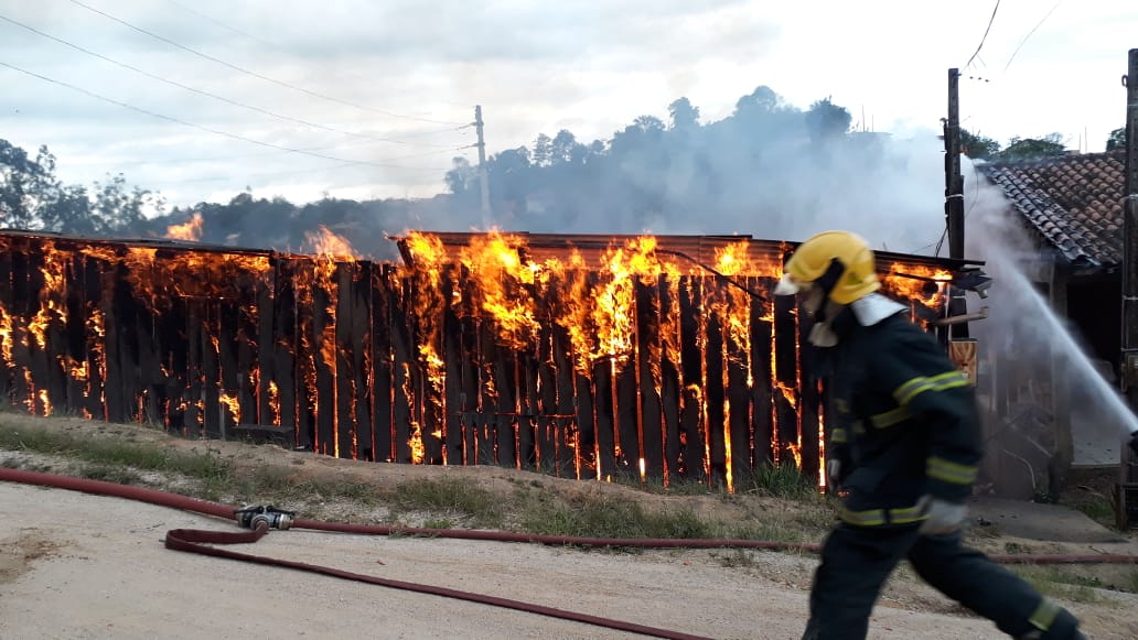 Ocorrência em andamento: Fogo destrói casa de madeira em Braço do Norte