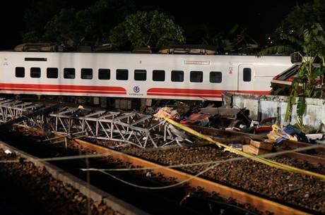 No mundo: Acidente de trem deixa 17 mortos e 120 feridos