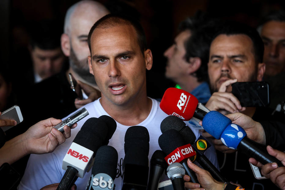 Após repercussão negativa, filho de Bolsonaro recua em fala sobre fechar o Supremo