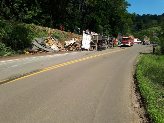 No oeste: Motorista de caminhão morre e crianças ficam feridas
