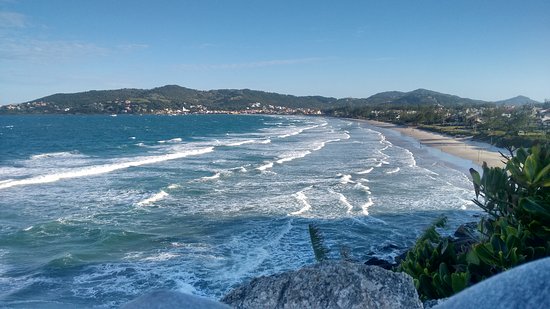 Homem é resgatado após ser arrastado por correnteza em Garopaba