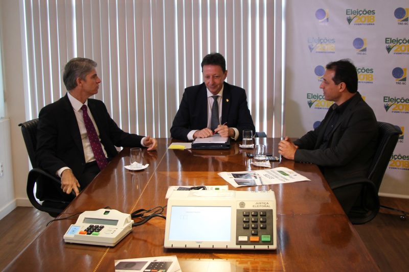 TRE-SC solicita apoio de candidatos para realização do 2º turno