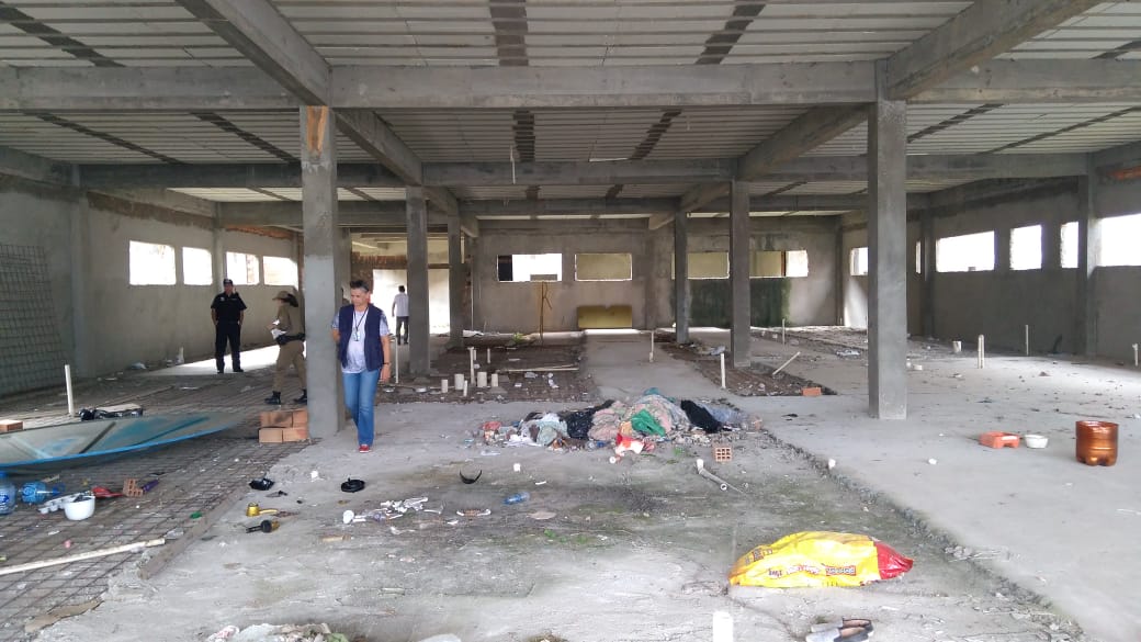 Moradores de rua são removidos de espaços públicos e imóveis invadidos em Tubarão