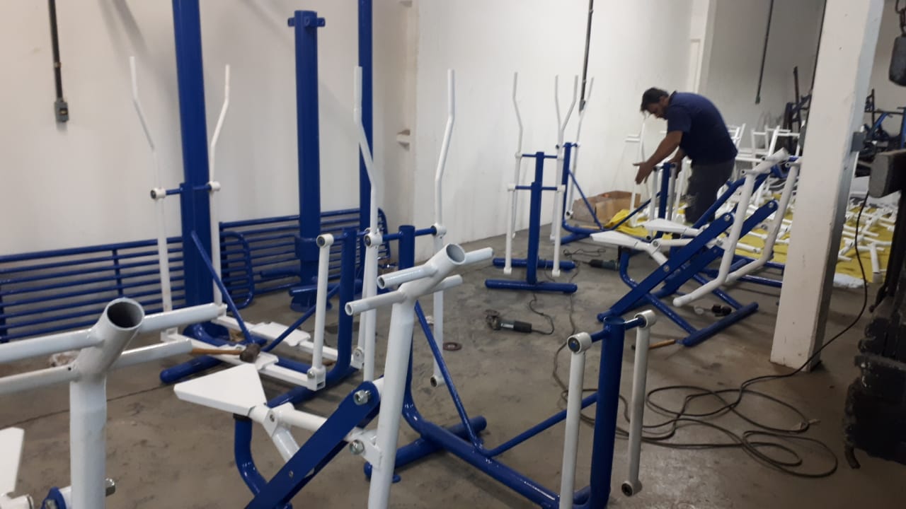 Academias ao ar-livre reformadas são montadas nesta semana em Tubarão