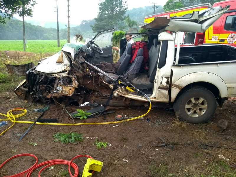 Em SC: Grave acidente deixa duas pessoas presas às ferragens