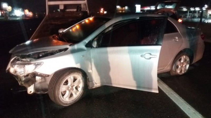 Motorista bate veículo contra mureta de contenção e tem CNH retida