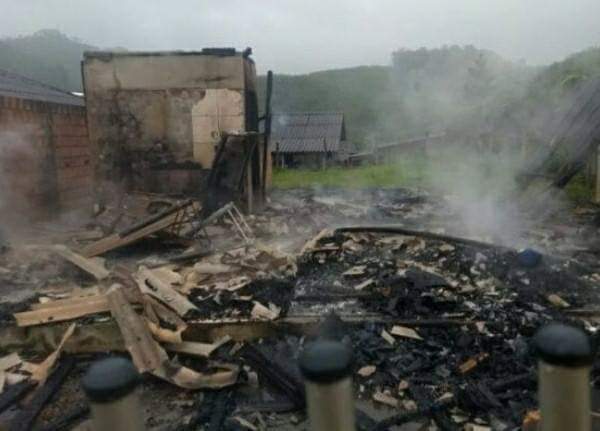 No Estado: Mulher tranca filha de 4 anos em casa e ateia fogo