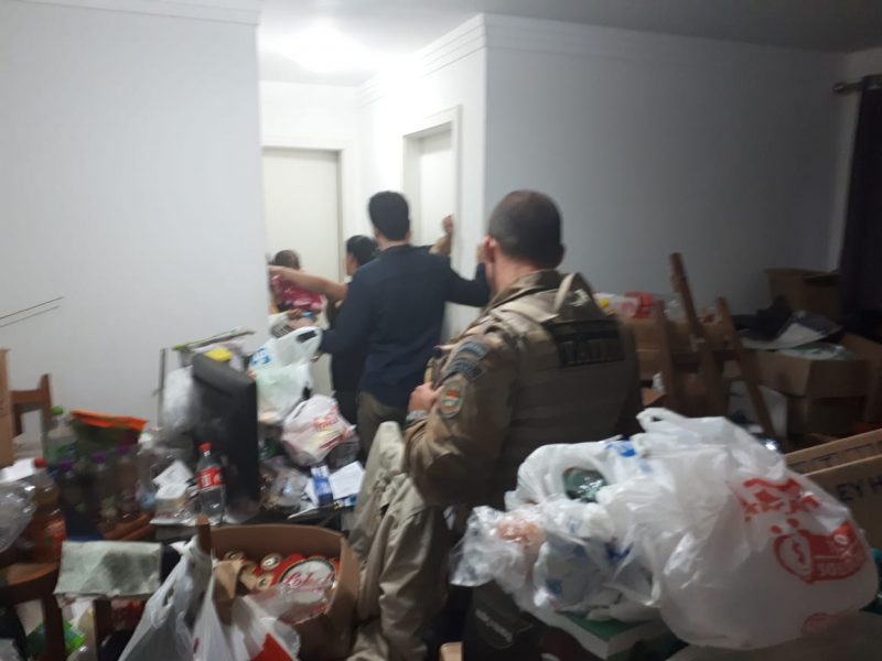 No Estado: Polícia ajuda a retirar criança de moradia precária