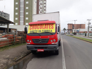 Comercialização irregular de chocolates é impedida por fiscais em Tubarão