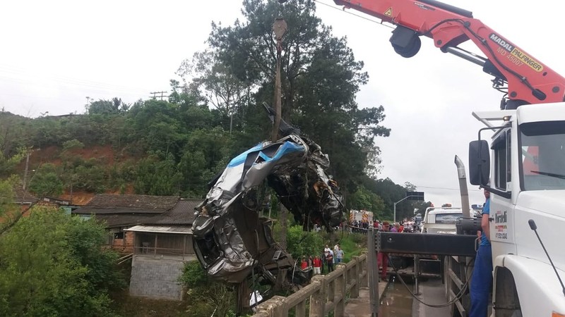 Em SC: Corpo é retirado de cabine de caminhão que caiu de ponte