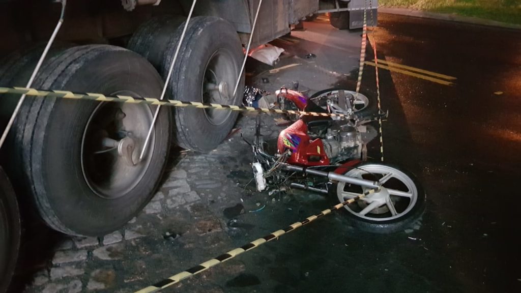 Motociclista morre em colisão com carreta na marginal da BR-101