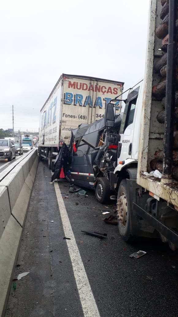 Itajaí: Grave acidente envolvendo caminhões e van interdita pista da BR-101