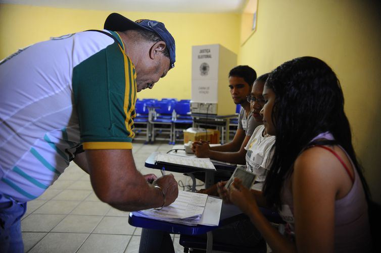 Em 19 municípios, eleitores vão eleger prefeitos neste segundo turno