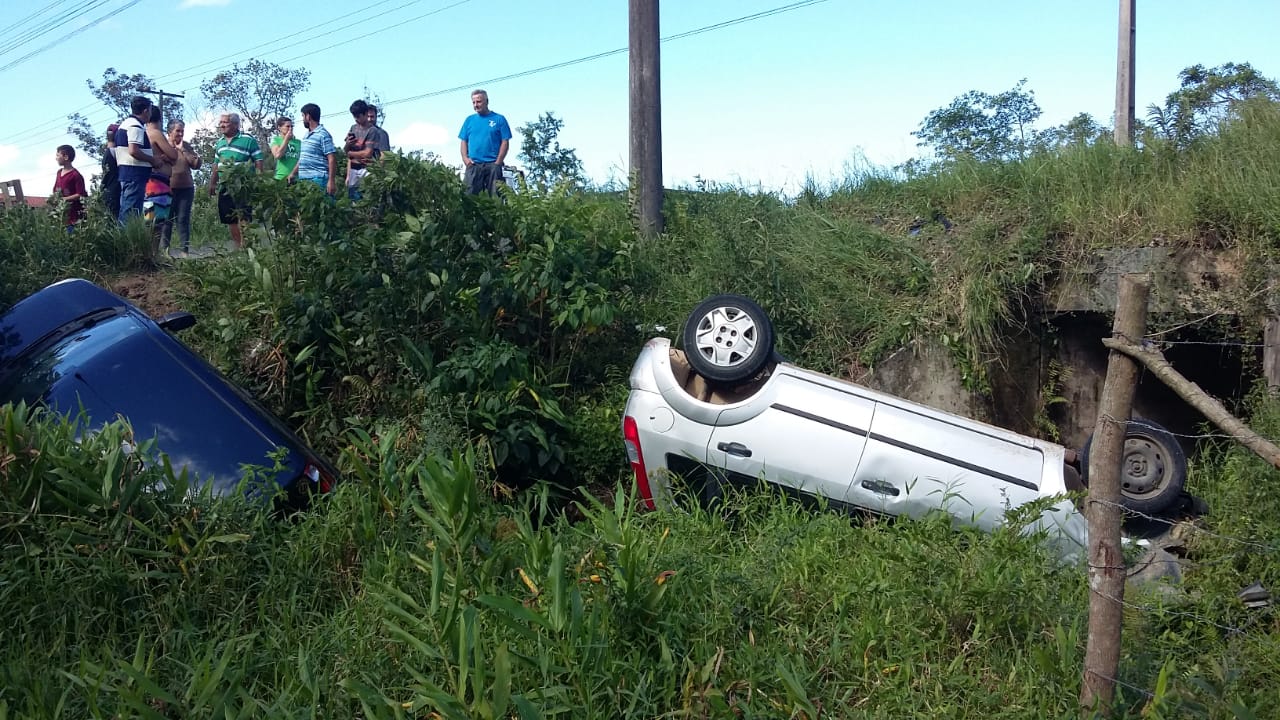 Colisão entre dois veículos resulta em saída de pista e capotamento em Garopaba