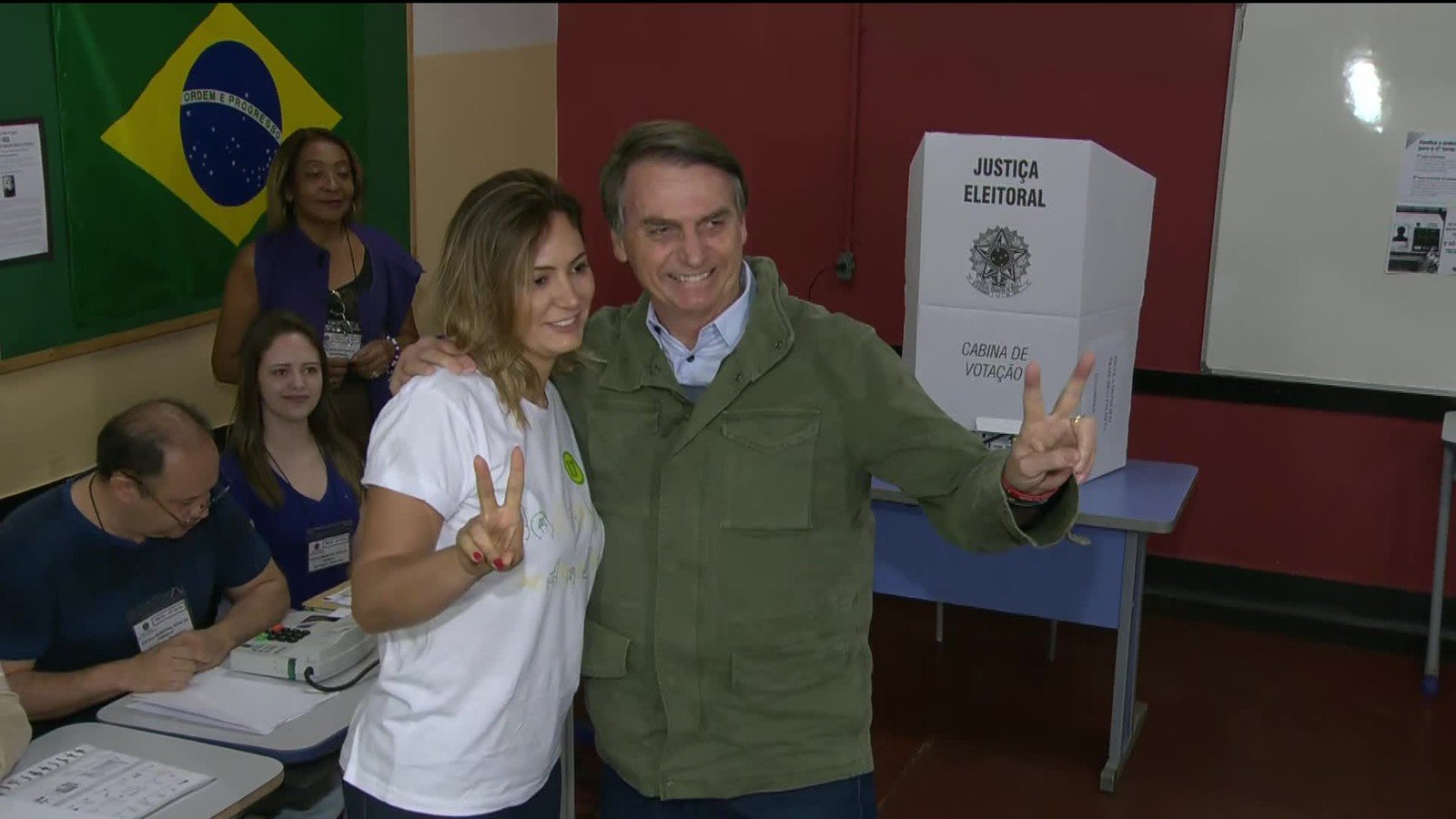 Acompanhado da esposa, Jair Bolsonaro vota no RJ
