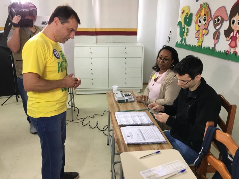 Comandante Moisés, pelo PSL de Bolsonaro, vota em Tubarão