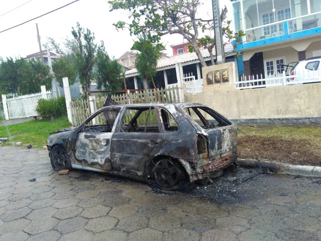 Carro é atingido pelas chamas no Farol de Santa Marta, em Laguna