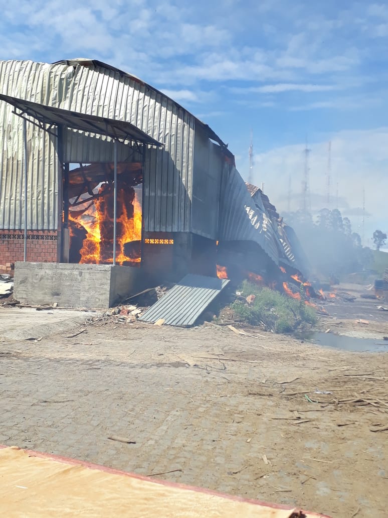No estado: Bombeiros controlam incêndio em indústria de laminados