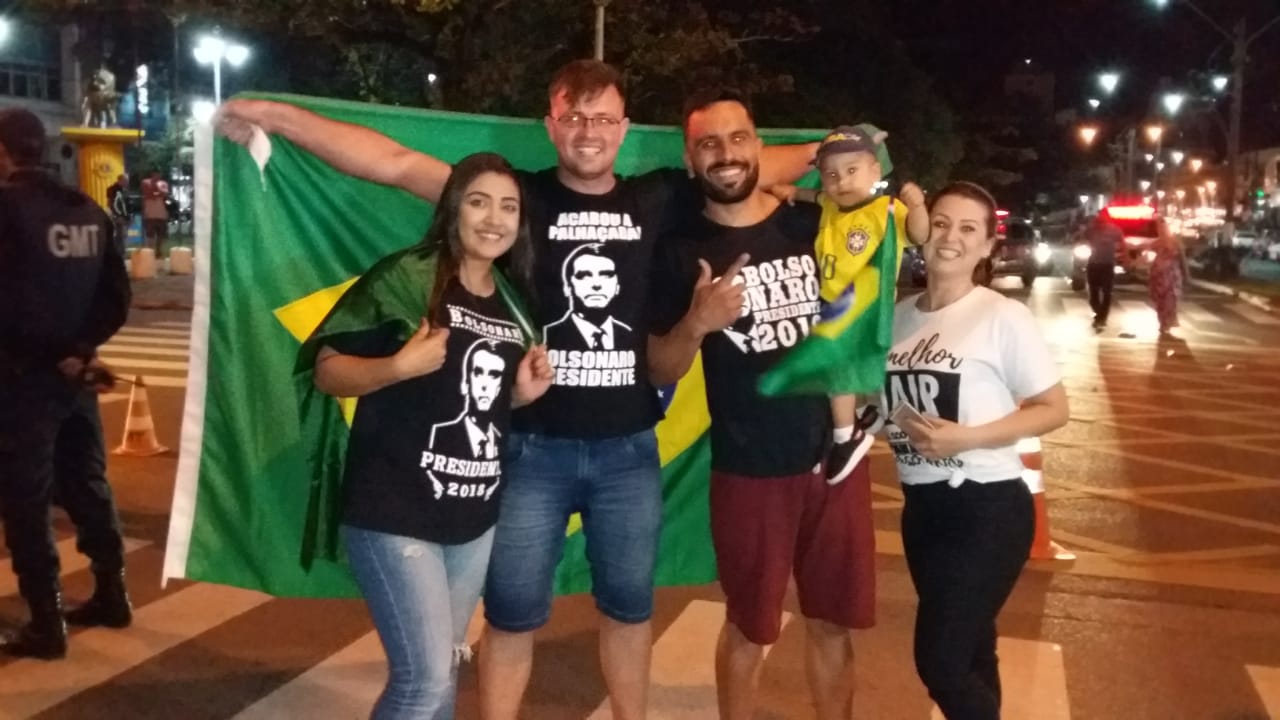 Eleitores de Bolsonaro e Moisés vão às ruas comemorar a vitória, em Tubarão