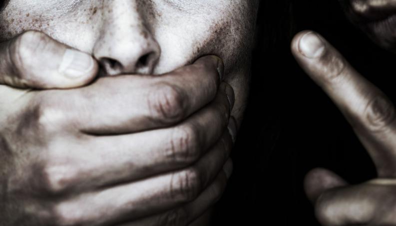 Violência doméstica em SC: Enteado ataca padrasto com canivete para defender a mãe