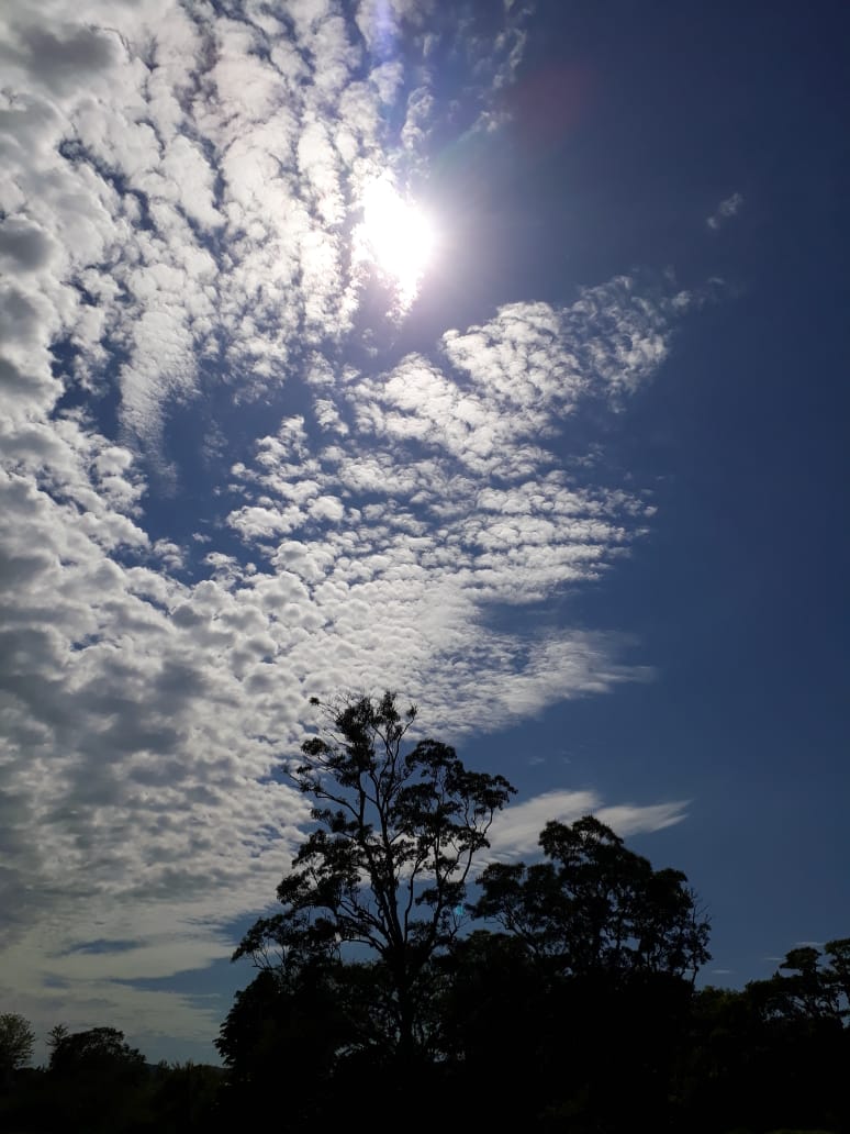 Terça de sol e nuvens na região