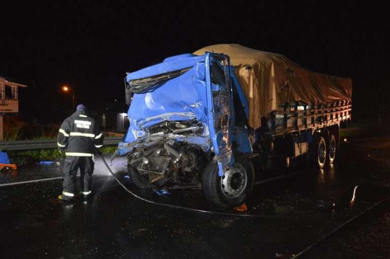 Araranguá: Acidente envolvendo três caminhões é registrado na BR-101