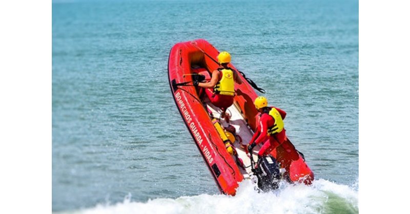 Embarcação de pesca naufraga no mar em Imbituba
