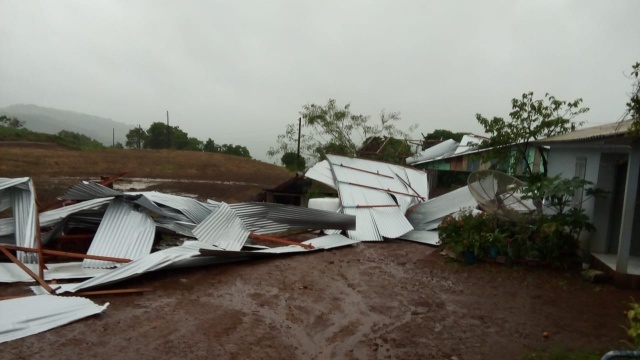 Em SC: Temporal na manhã desta quarta-feira (31) causa diversos danos em toda região Oeste