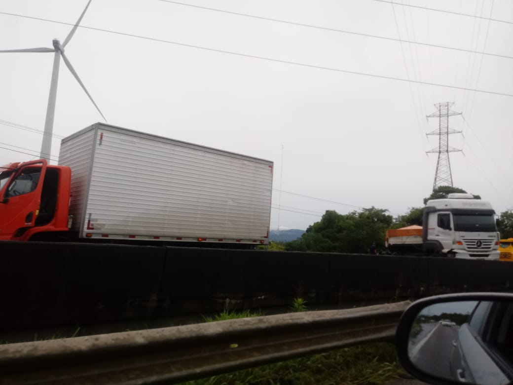 Neste momento: BR-101 está interditada no sentido Sul, em Capivari de Baixo