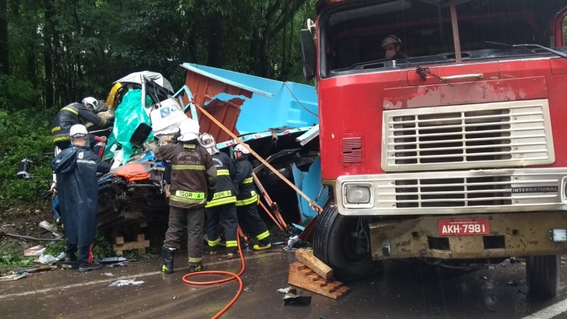 Em SC: Colisão entre carretas deixa motorista preso às ferragens