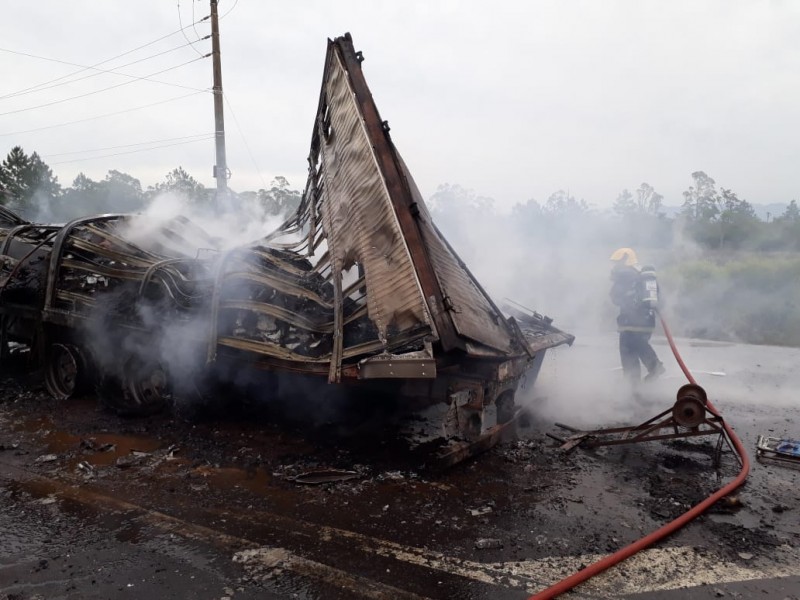 Caminhão pega fogo na BR-101