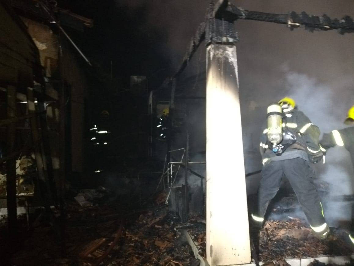 Casa é totalmente destruída por incêndio em Tubarão