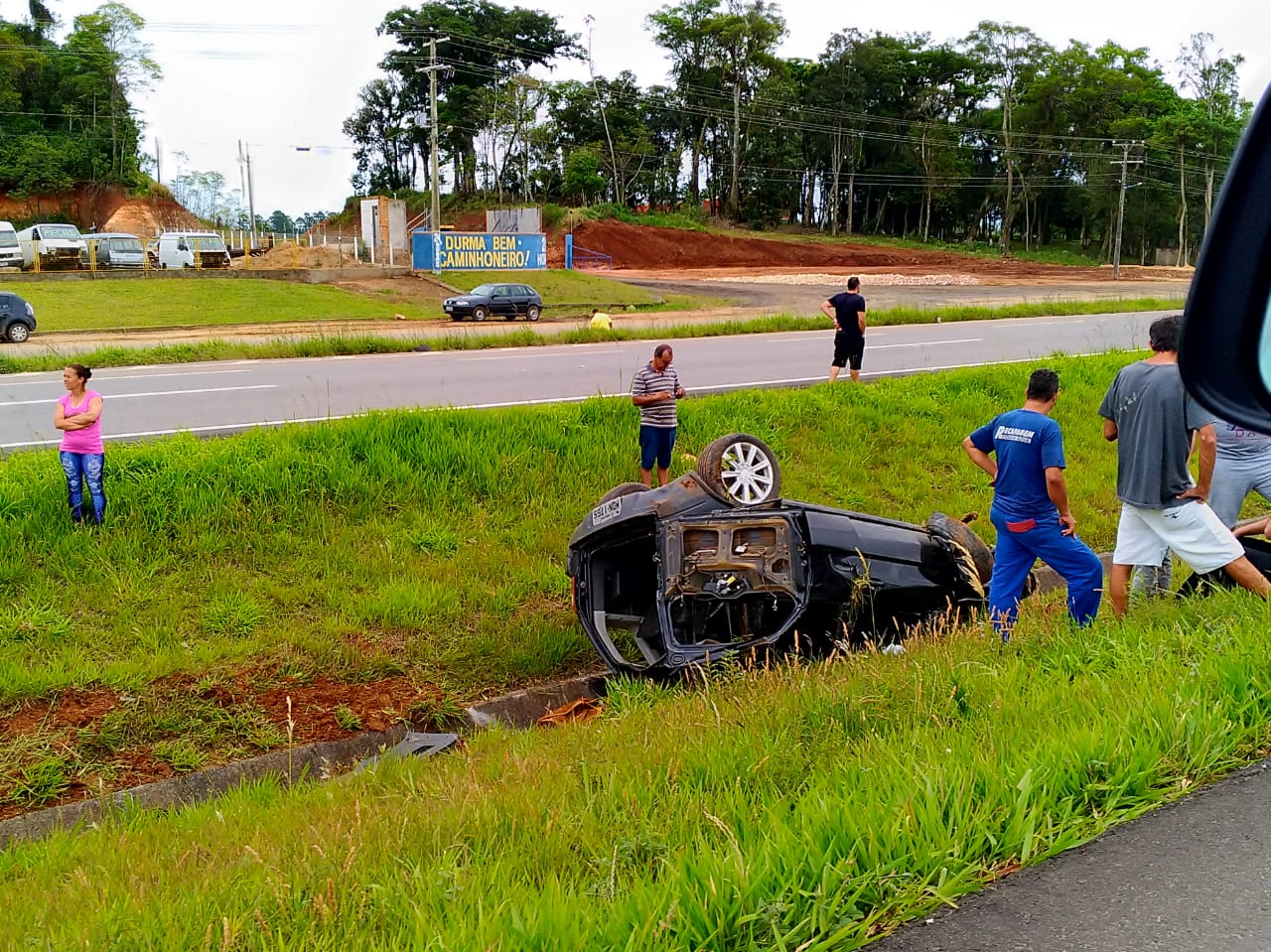 Ocorrência em andamento: Capotamento é registrado na BR-101, em Içara